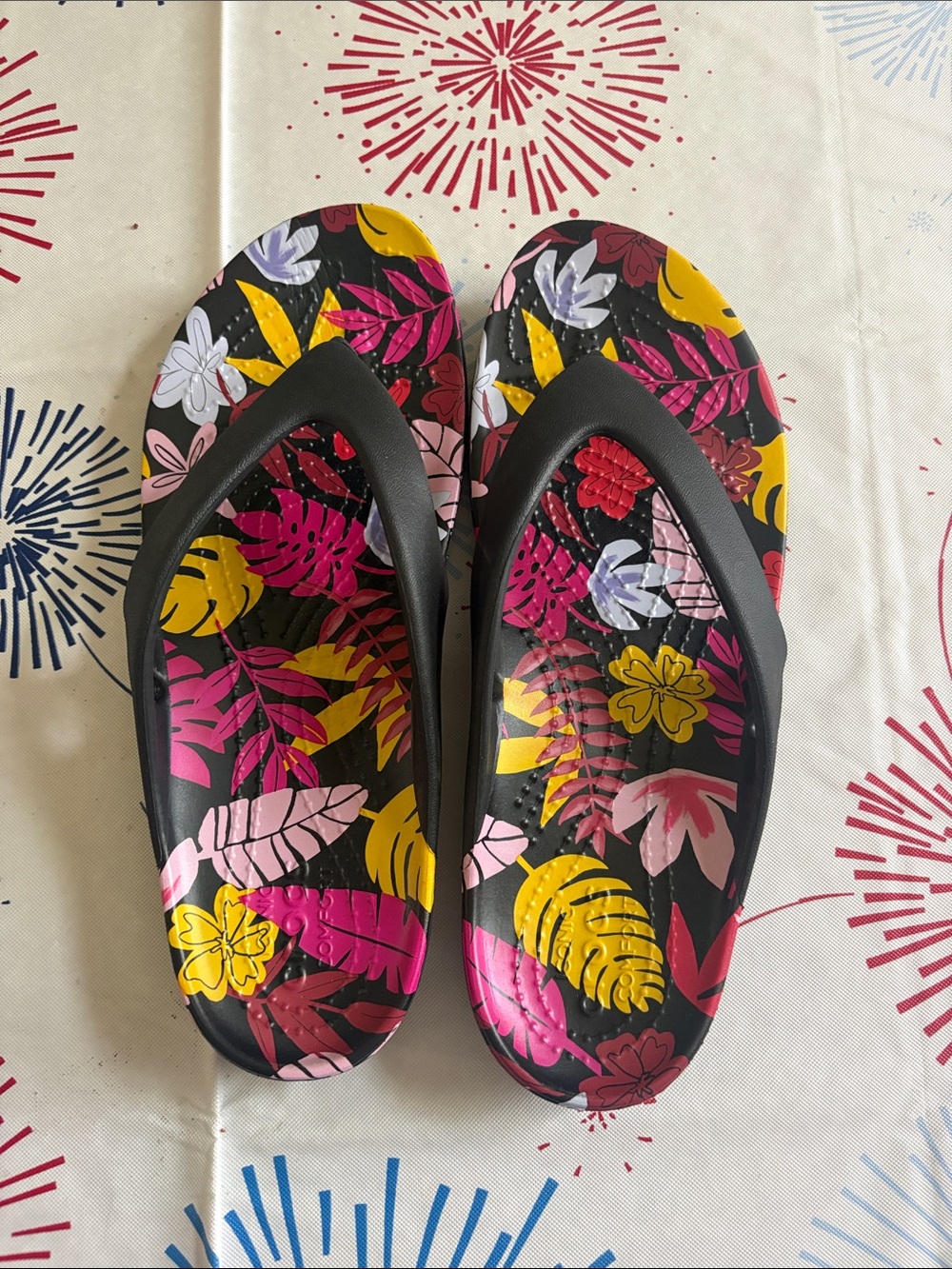 NWOT ladies CROCS KADEE II FLIP FLOPS